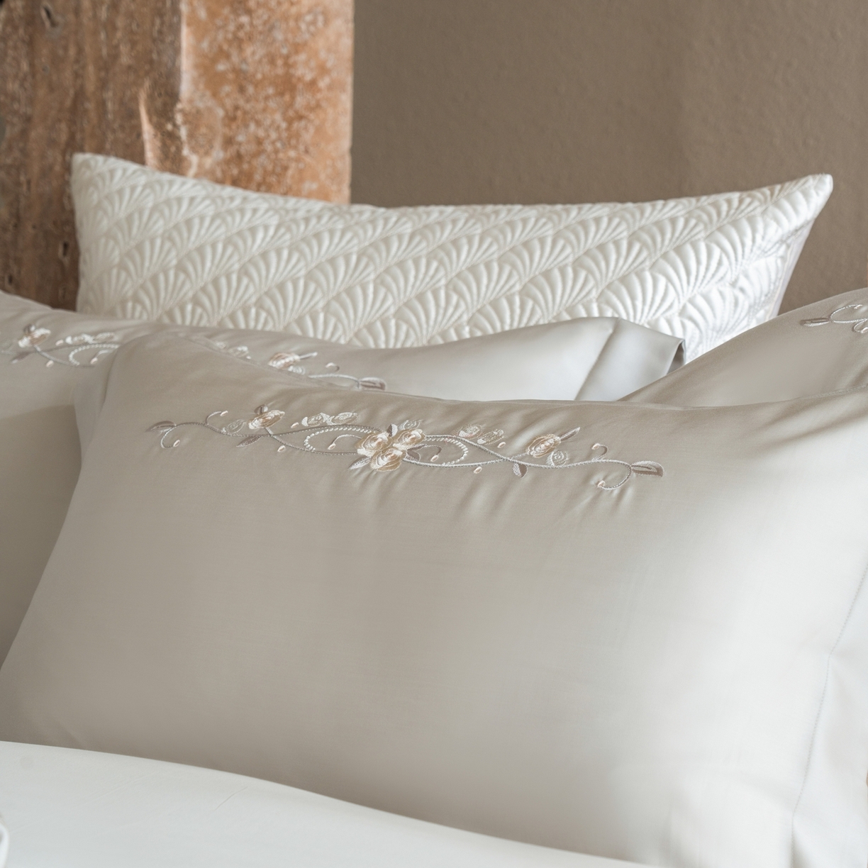 91家纺网 家纺一手货源 找家纺 时亿家居 2026春夏新款兰精天丝四件套-夏玫瑰系列 夏玫瑰-云阶灰