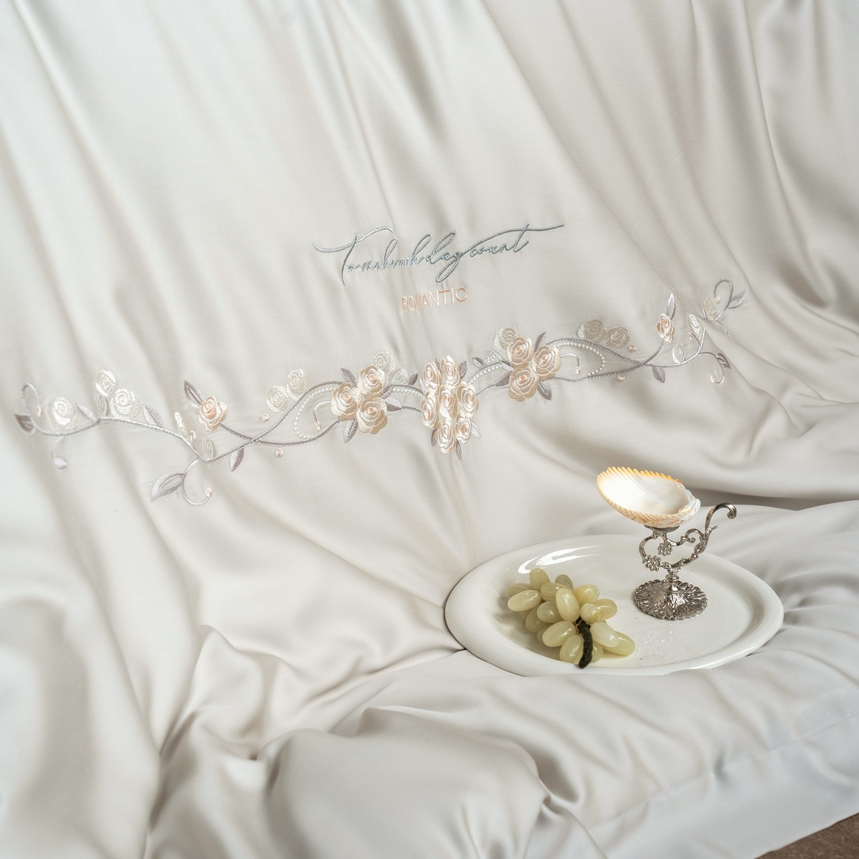 91家纺网 家纺一手货源 找家纺 时亿家居 2026春夏新款兰精天丝四件套-夏玫瑰系列 夏玫瑰-云阶灰