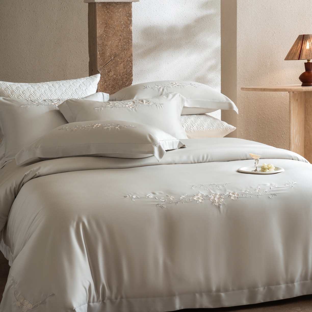 91家纺网 家纺一手货源 找家纺 时亿家居 2026春夏新款兰精天丝四件套-夏玫瑰系列 夏玫瑰-云阶灰