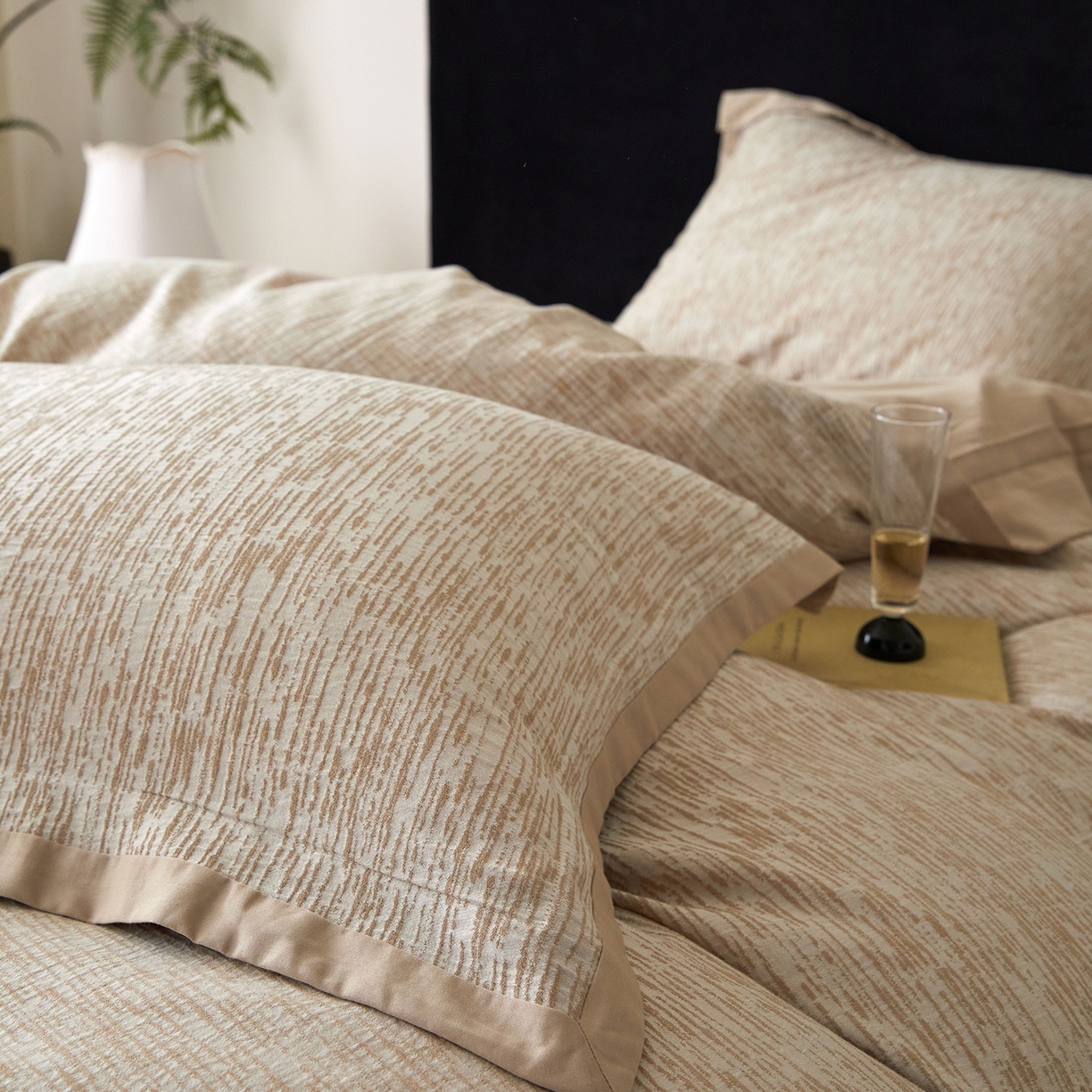 91家纺网 家纺一手货源 找家纺 JUICY 橘滋家纺 2026新款云柔奢韵全棉色织提花系列四件套 秩序诗-卡其