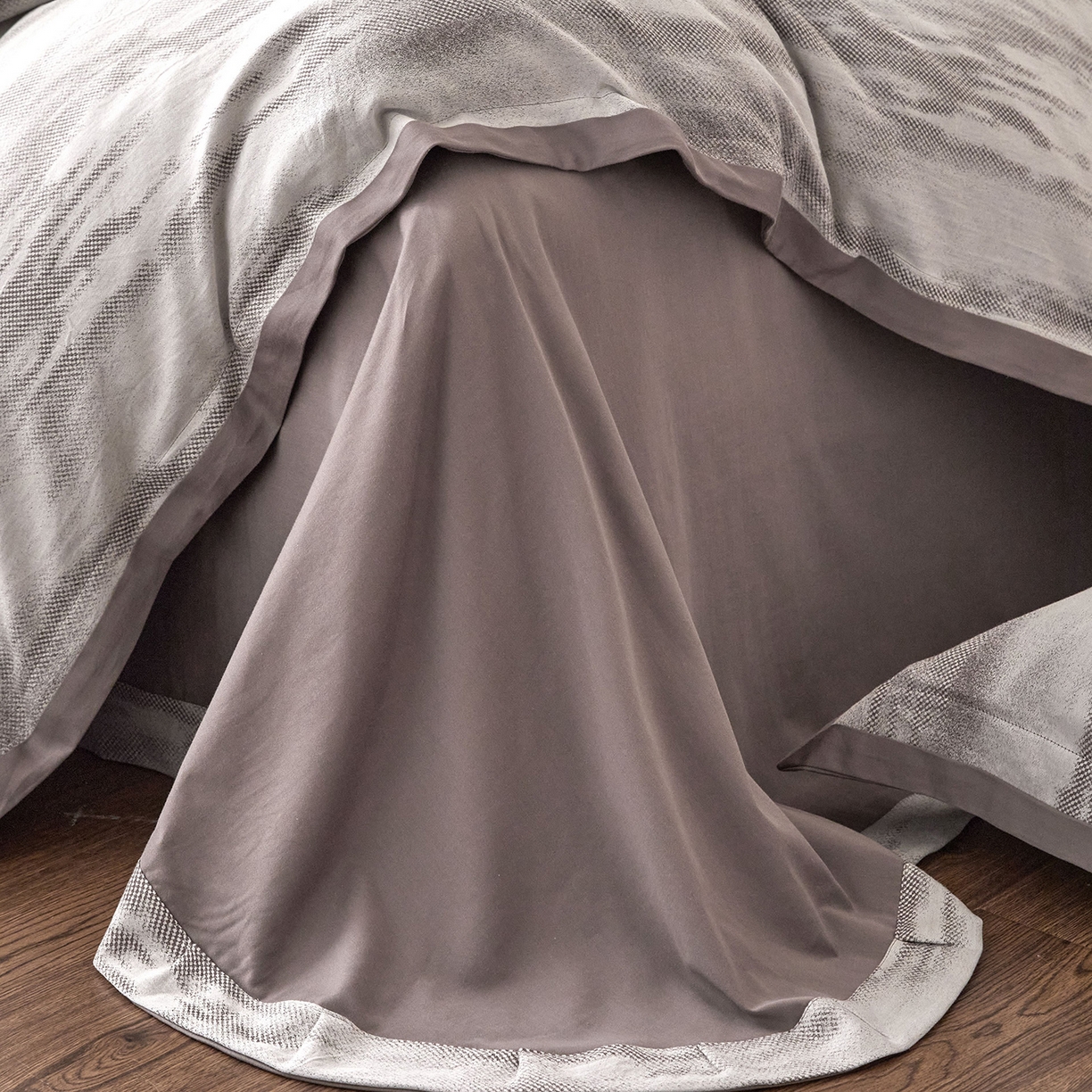 91家纺网 家纺一手货源 找家纺 JUICY 橘滋家纺 2026新款云柔奢韵全棉色织提花系列四件套 远山灰