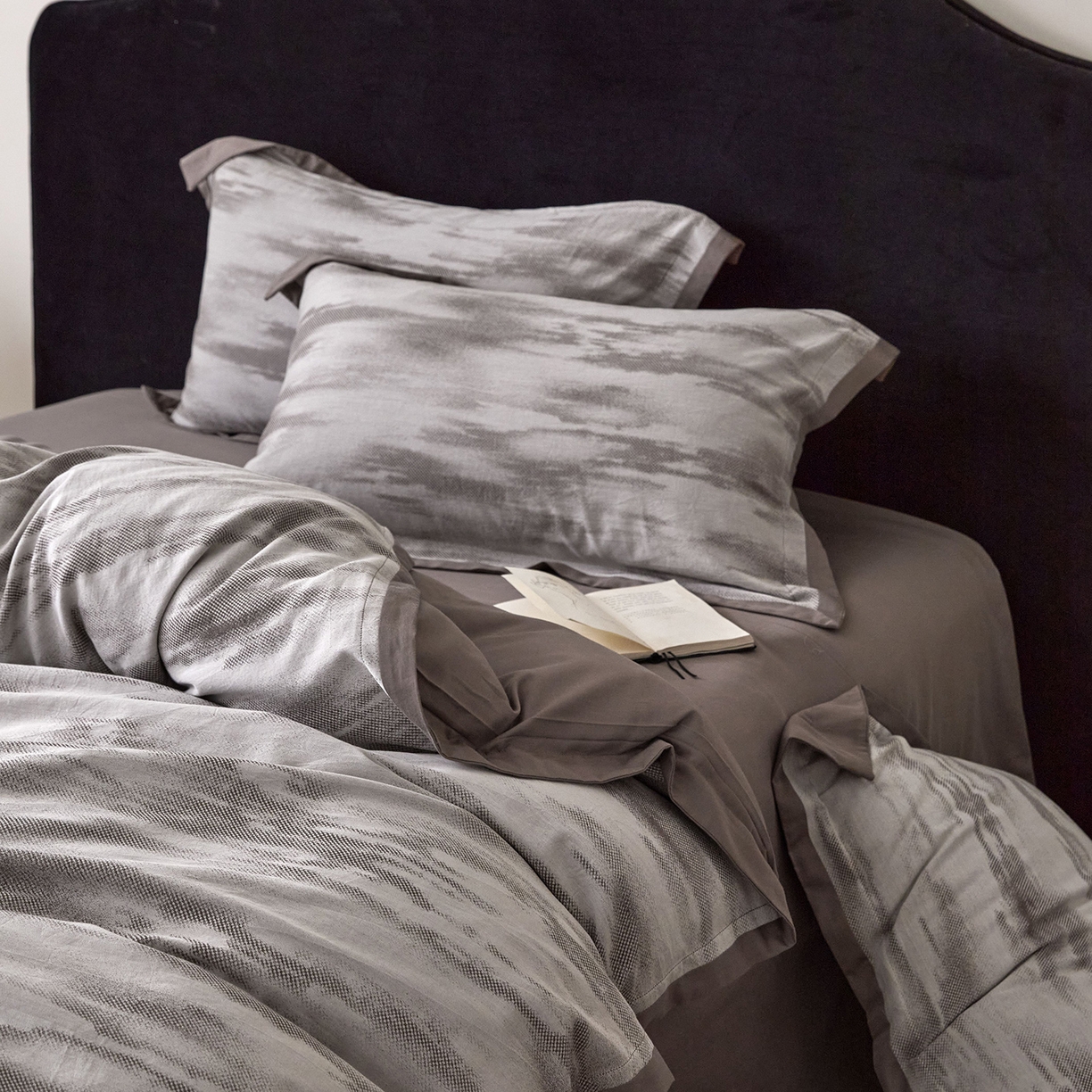 91家纺网 家纺一手货源 找家纺 JUICY 橘滋家纺 2026新款云柔奢韵全棉色织提花系列四件套 远山灰