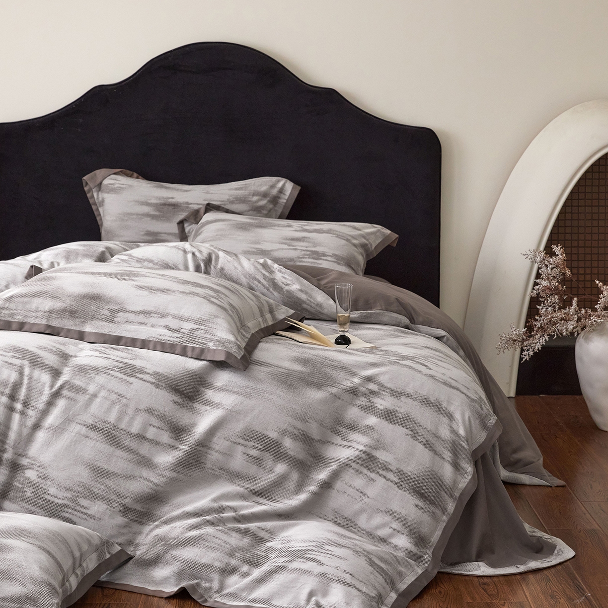 91家纺网 家纺一手货源 找家纺 JUICY 橘滋家纺 2026新款云柔奢韵全棉色织提花系列四件套 远山灰