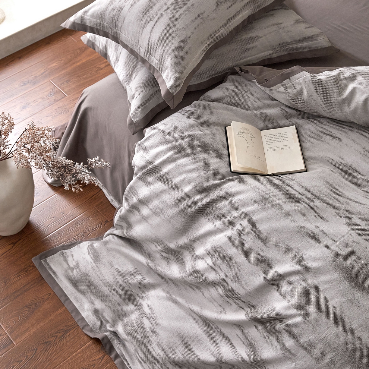 91家纺网 家纺一手货源 找家纺 JUICY 橘滋家纺 2026新款云柔奢韵全棉色织提花系列四件套 远山灰