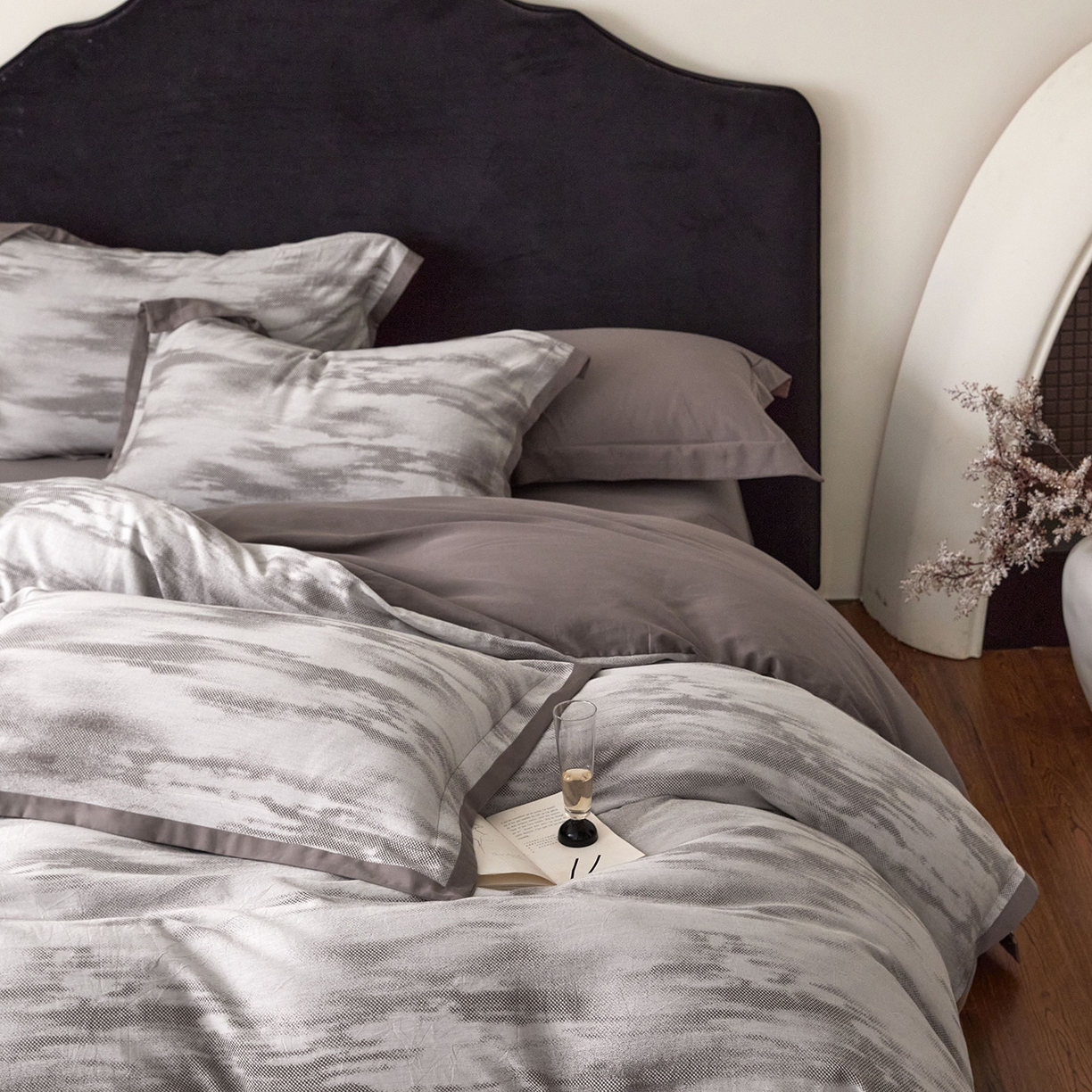 91家纺网 家纺一手货源 找家纺 JUICY 橘滋家纺 2026新款云柔奢韵全棉色织提花系列四件套 远山灰