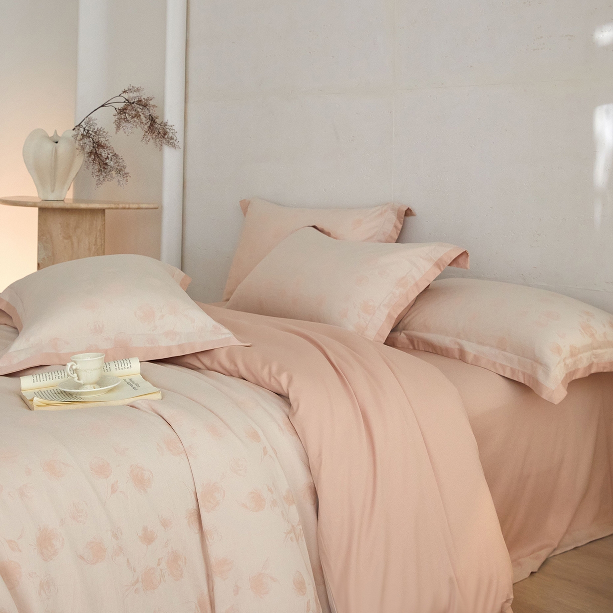 91家纺网 家纺一手货源 找家纺 JUICY 橘滋家纺 2026新款云柔奢韵全棉色织提花系列四件套 晨露玫影-春辰