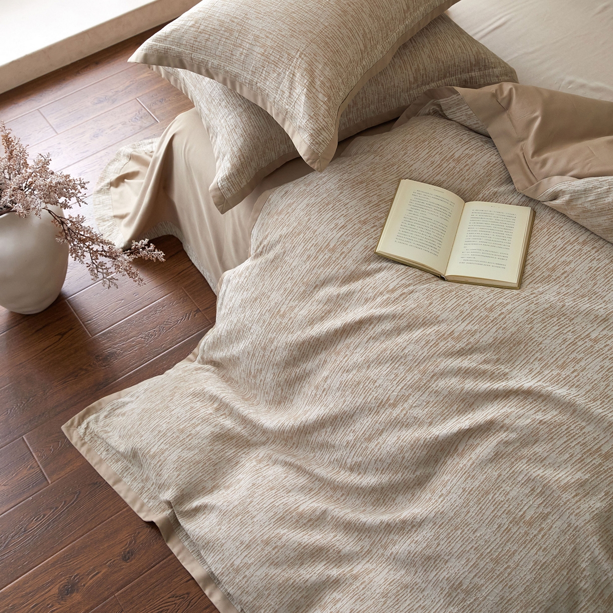 91家纺网 家纺一手货源 找家纺 JUICY 橘滋家纺 2026新款云柔奢韵全棉色织提花系列四件套 秩序诗-卡其