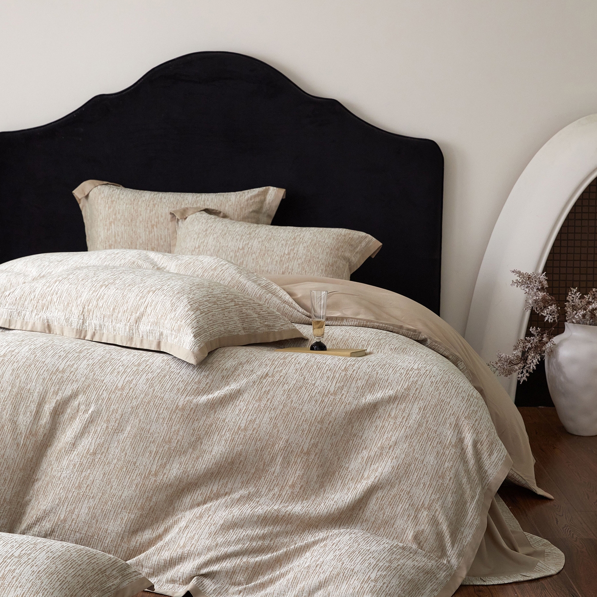 91家纺网 家纺一手货源 找家纺 JUICY 橘滋家纺 2026新款云柔奢韵全棉色织提花系列四件套 秩序诗-卡其