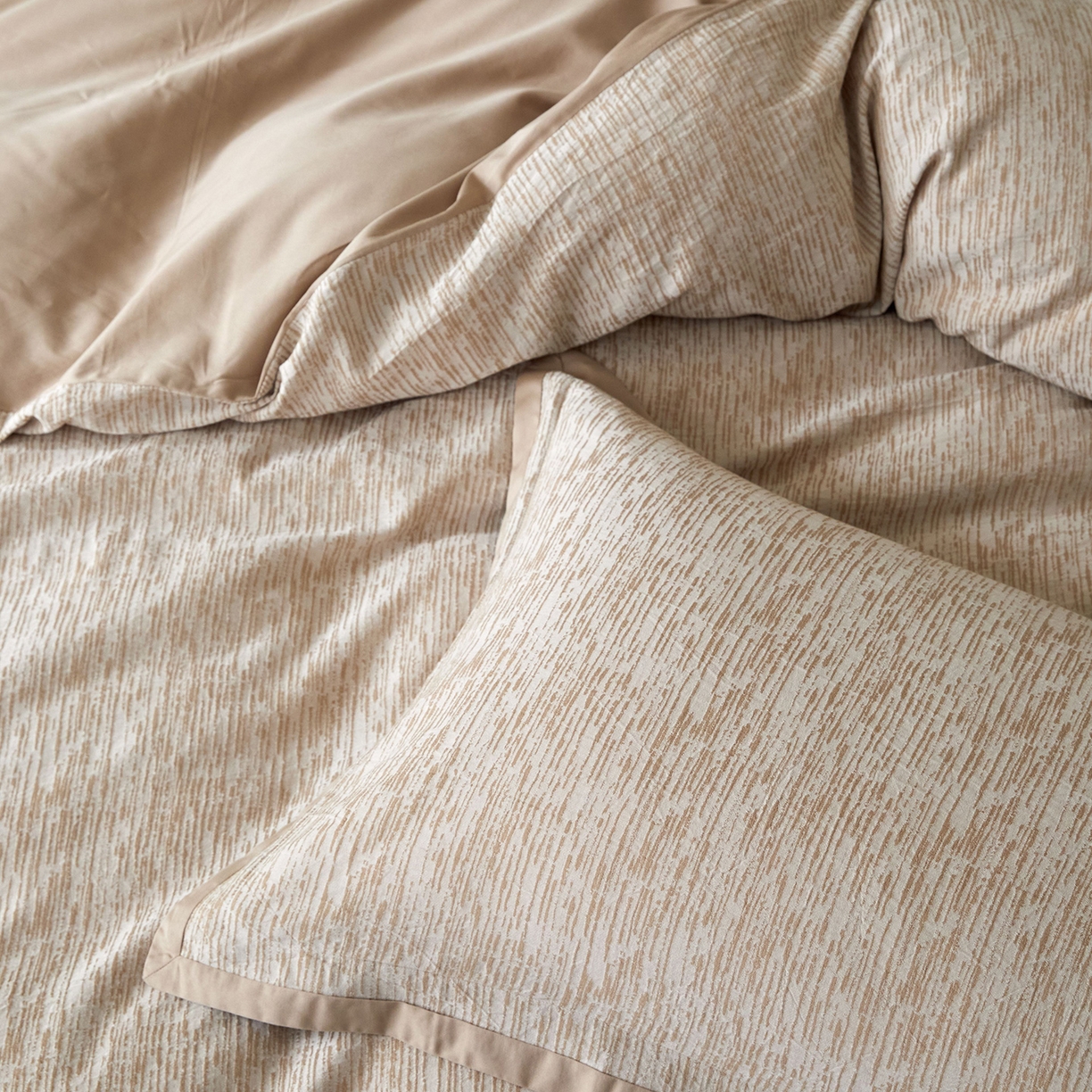 91家纺网 家纺一手货源 找家纺 JUICY 橘滋家纺 2026新款云柔奢韵全棉色织提花系列四件套 秩序诗-卡其