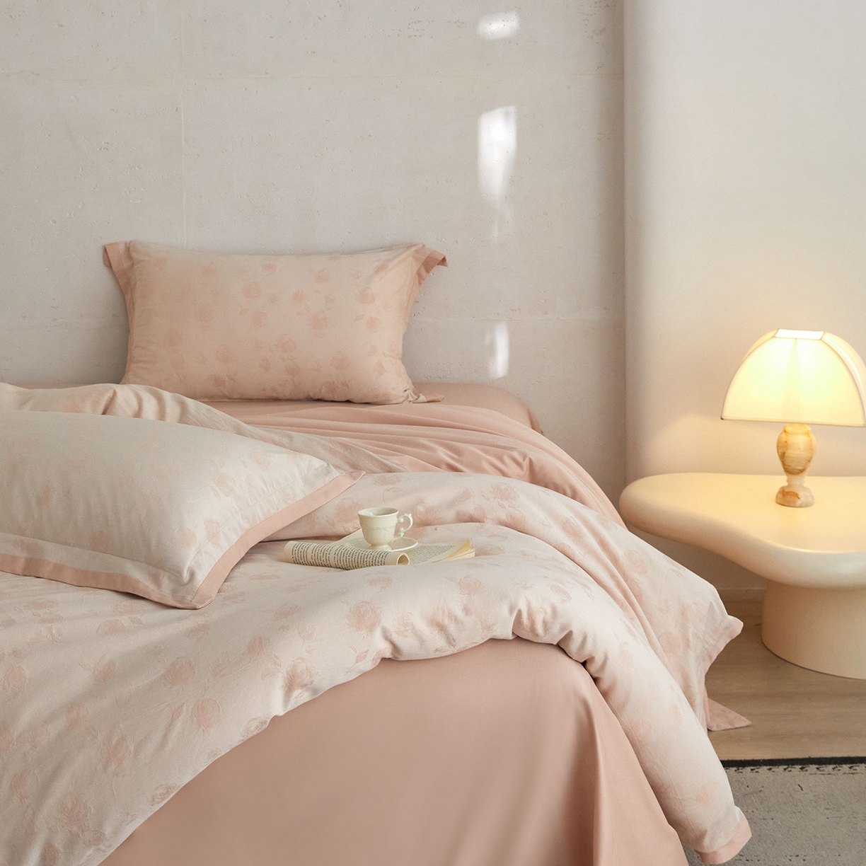 91家纺网 家纺一手货源 找家纺 JUICY 橘滋家纺 2026新款云柔奢韵全棉色织提花系列四件套 晨露玫影-春辰