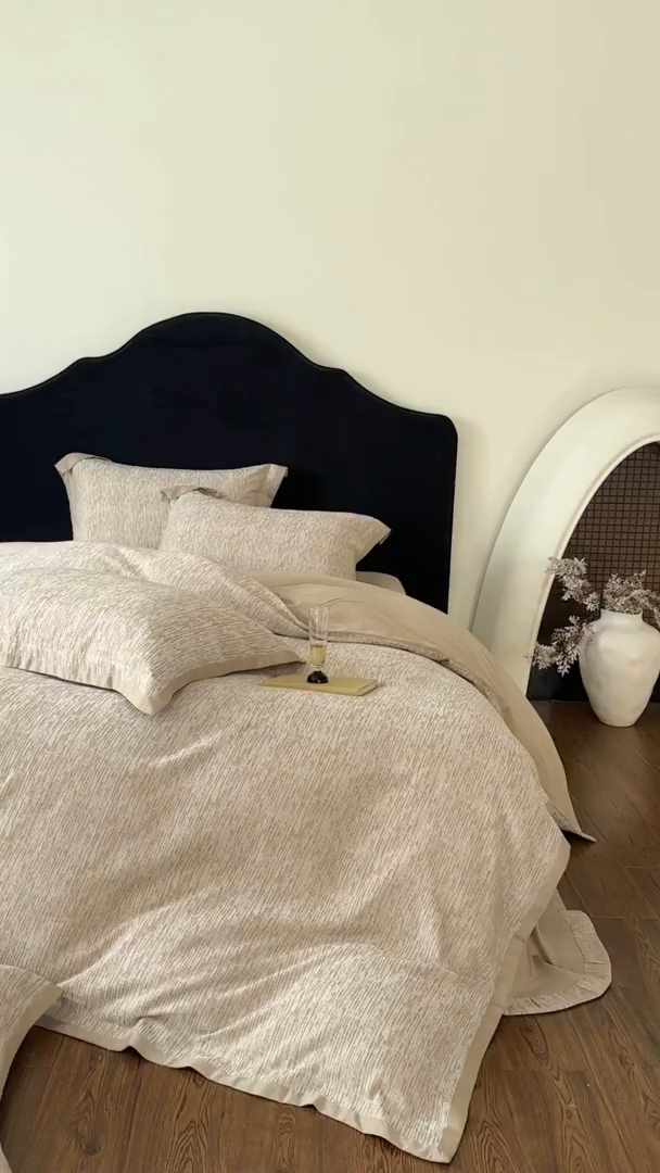 91家纺网 家纺一手货源 找家纺 JUICY 橘滋家纺 2026新款云柔奢韵全棉色织提花系列四件套 秩序诗-卡其