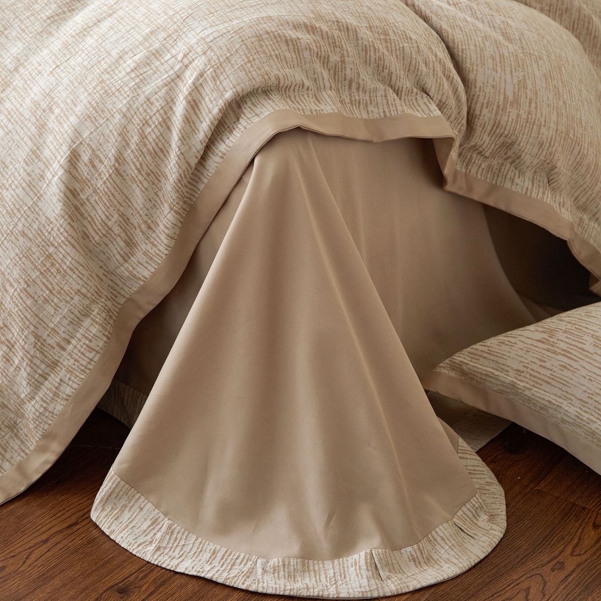 91家纺网 家纺一手货源 找家纺 JUICY 橘滋家纺 2026新款云柔奢韵全棉色织提花系列四件套 秩序诗-卡其