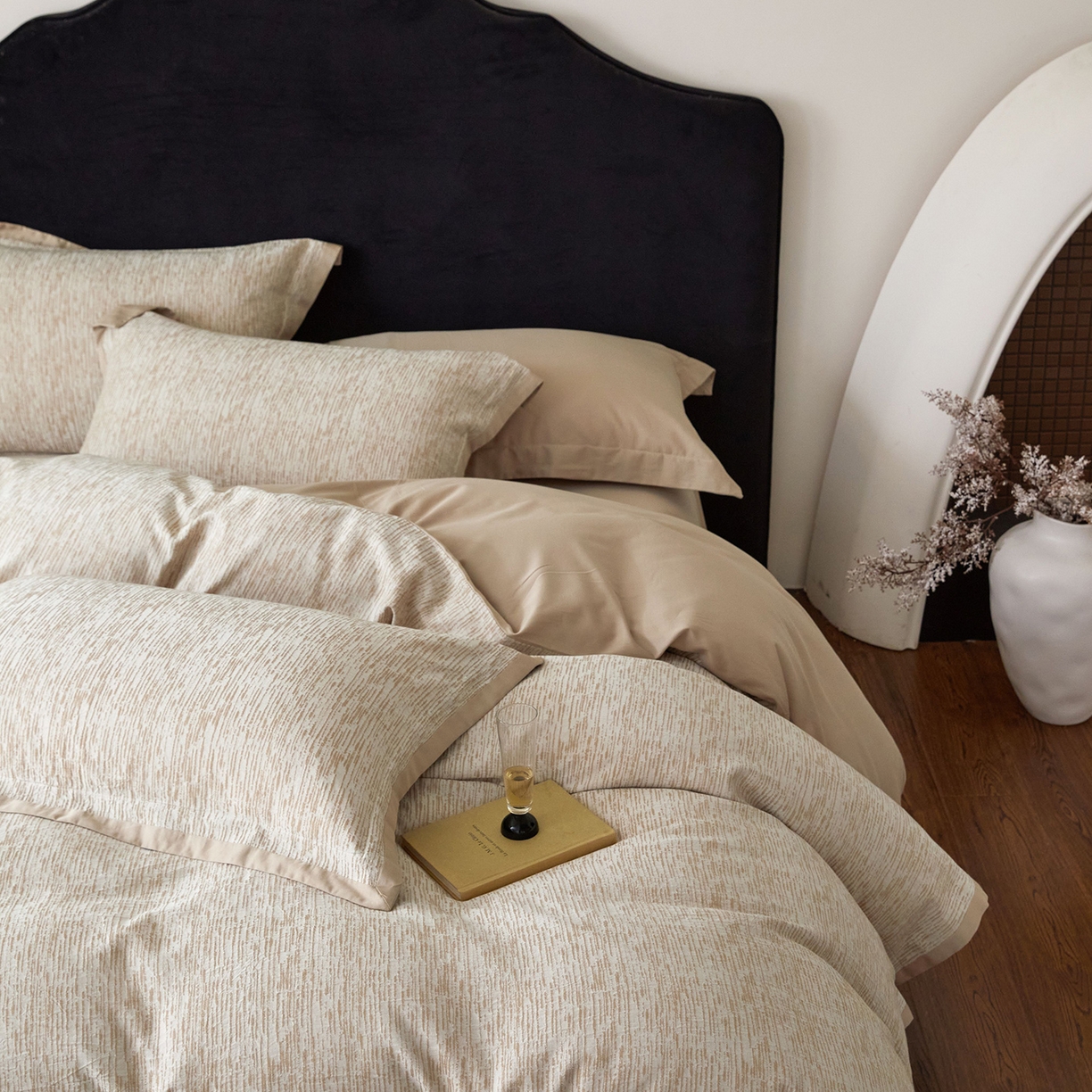 91家纺网 家纺一手货源 找家纺 JUICY 橘滋家纺 2026新款云柔奢韵全棉色织提花系列四件套 秩序诗-卡其