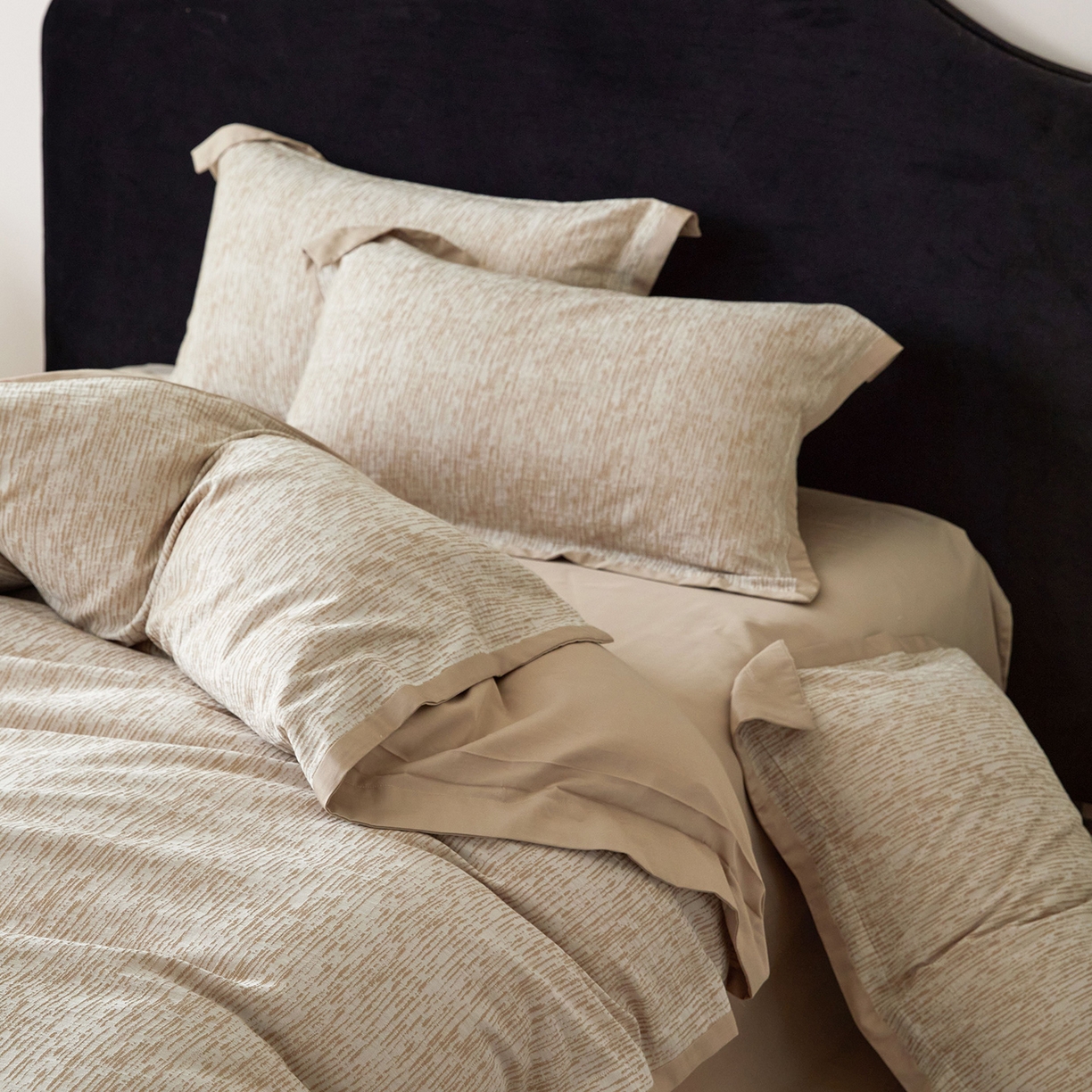 91家纺网 家纺一手货源 找家纺 JUICY 橘滋家纺 2026新款云柔奢韵全棉色织提花系列四件套 秩序诗-卡其