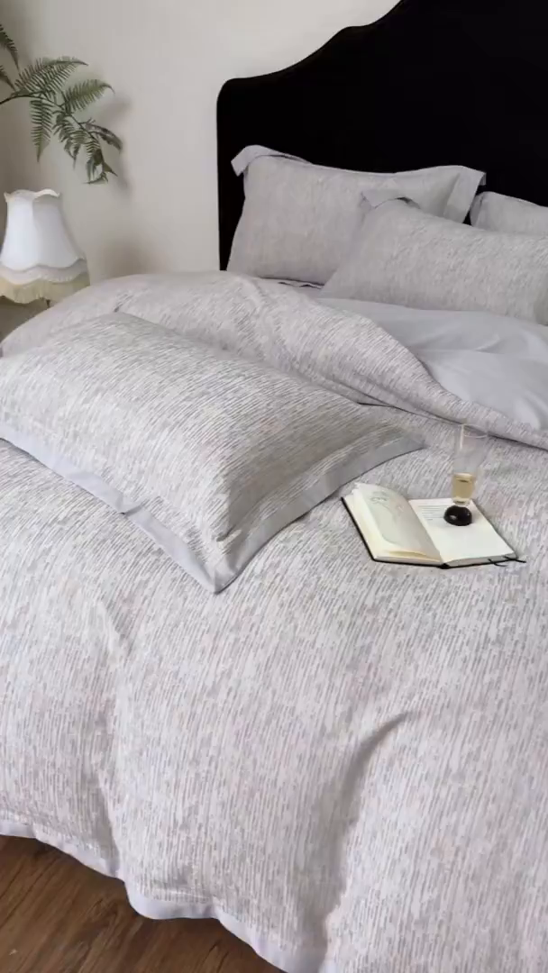 91家纺网 家纺一手货源 找家纺 JUICY 橘滋家纺 2026新款云柔奢韵全棉色织提花系列四件套 秩序诗-摩登灰