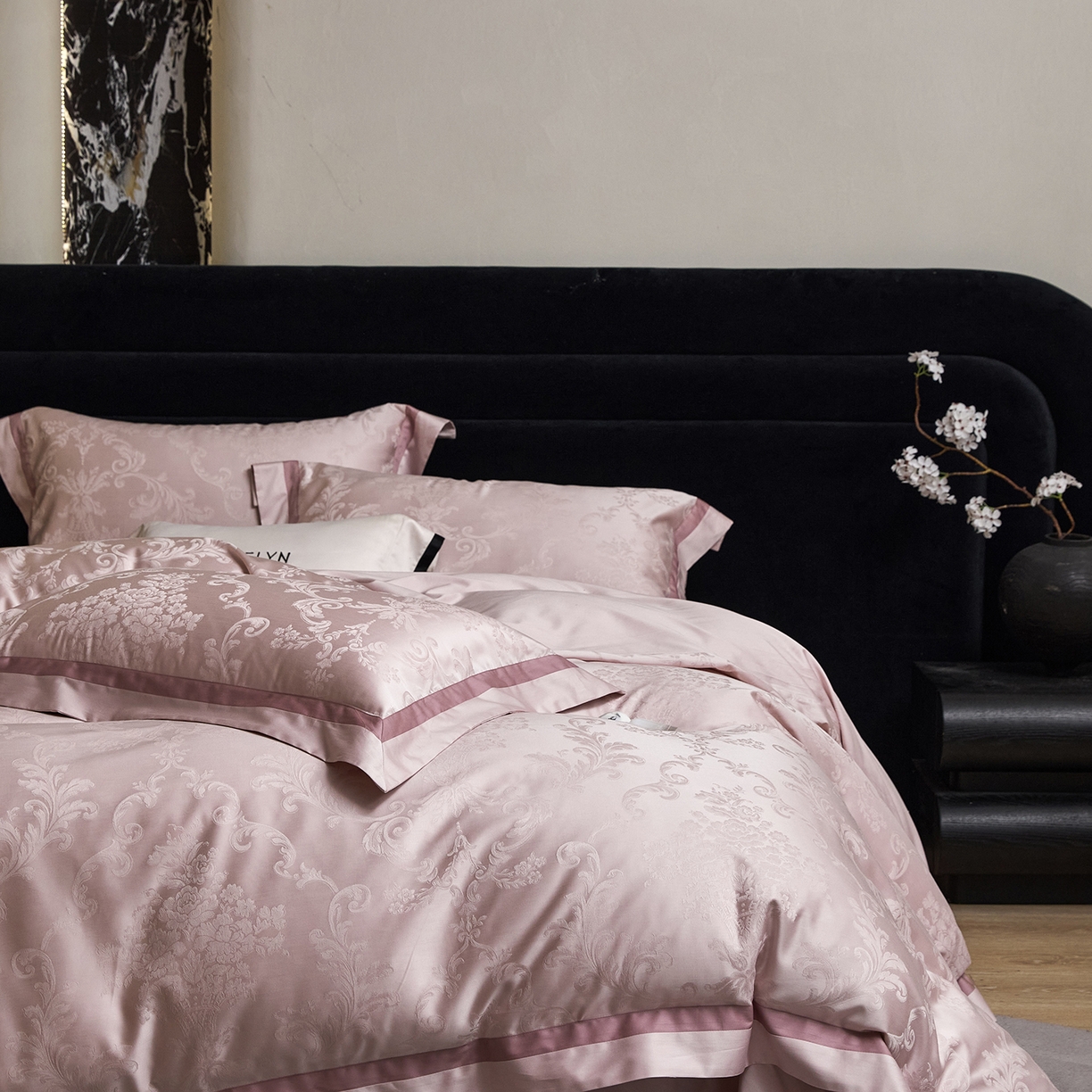 91家纺网 家纺一手货源 找家纺 JUICY 橘滋家纺 2026新款流光锦年暗纹提花天丝棉系列四件套 卷草絮语-粉黛