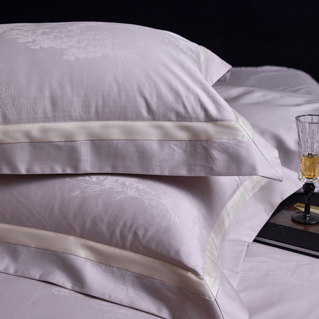 91家纺网 家纺一手货源 找家纺 JUICY 橘滋家纺 2026新款流光锦年暗纹提花天丝棉系列四件套 东方诗-薄紫