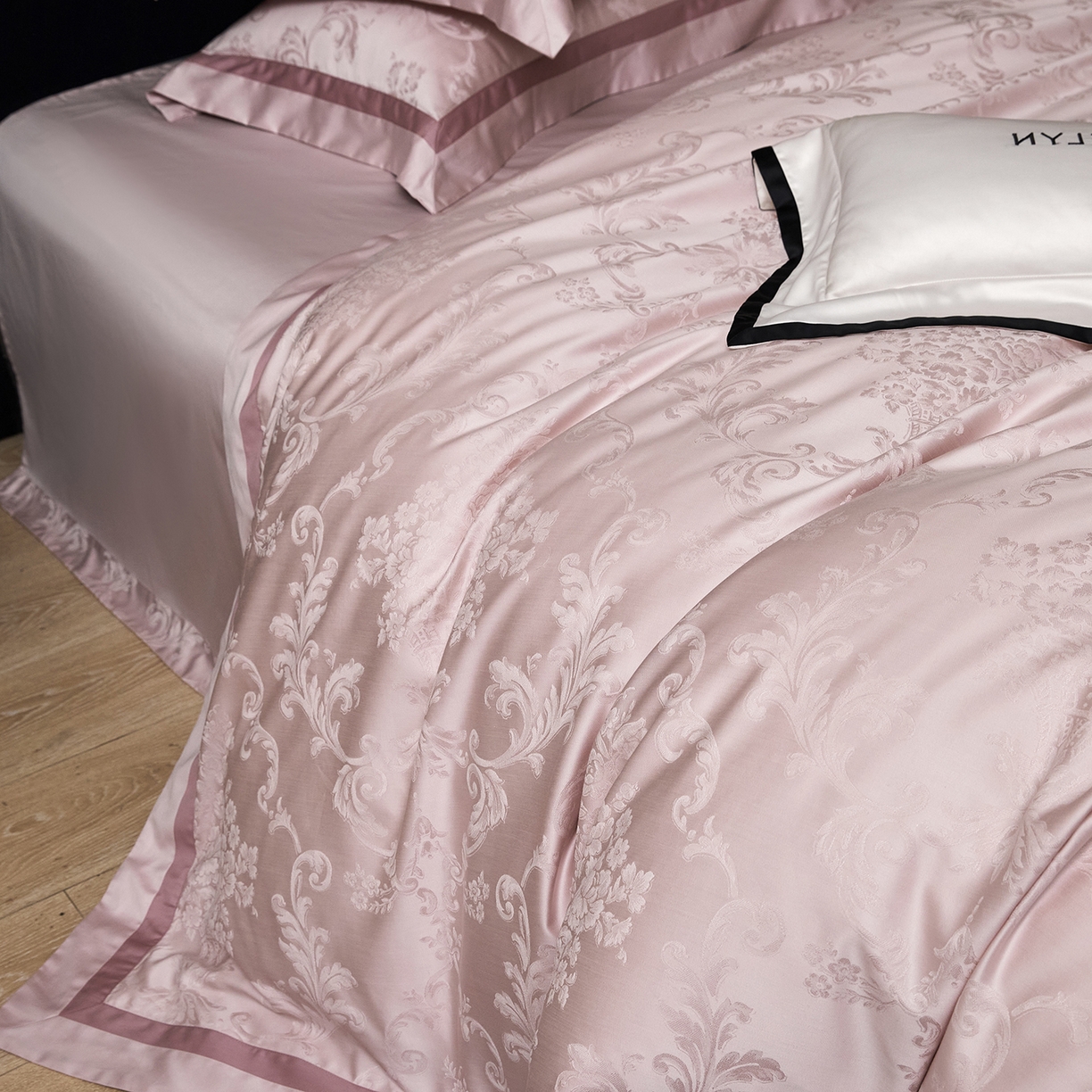 91家纺网 家纺一手货源 找家纺 JUICY 橘滋家纺 2026新款流光锦年暗纹提花天丝棉系列四件套 卷草絮语-粉黛