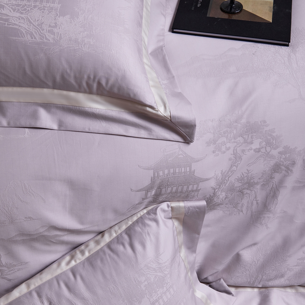 91家纺网 家纺一手货源 找家纺 JUICY 橘滋家纺 2026新款流光锦年暗纹提花天丝棉系列四件套 东方诗-薄紫