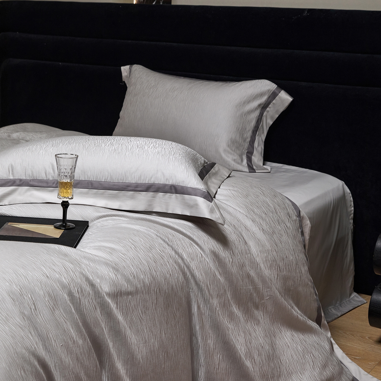 91家纺网 家纺一手货源 找家纺 JUICY 橘滋家纺 2026新款流光锦年暗纹提花天丝棉系列四件套 亚平宁山脉-雅灰