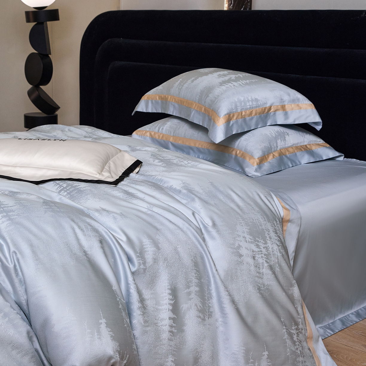 91家纺网 家纺一手货源 找家纺 JUICY 橘滋家纺 2026新款流光锦年暗纹提花天丝棉系列四件套 博尔塞纳秘境