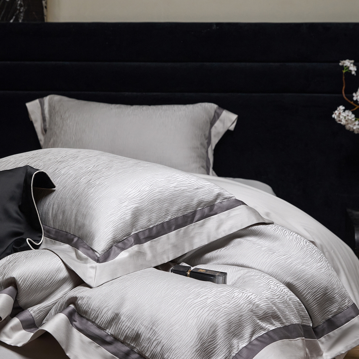 91家纺网 家纺一手货源 找家纺 JUICY 橘滋家纺 2026新款流光锦年暗纹提花天丝棉系列四件套 亚平宁山脉-雅灰