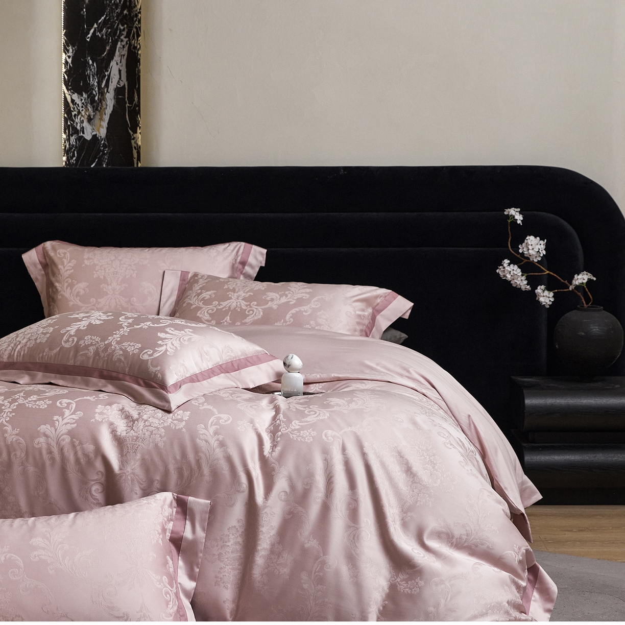 91家纺网 家纺一手货源 找家纺 JUICY 橘滋家纺 2026新款流光锦年暗纹提花天丝棉系列四件套 卷草絮语-粉黛