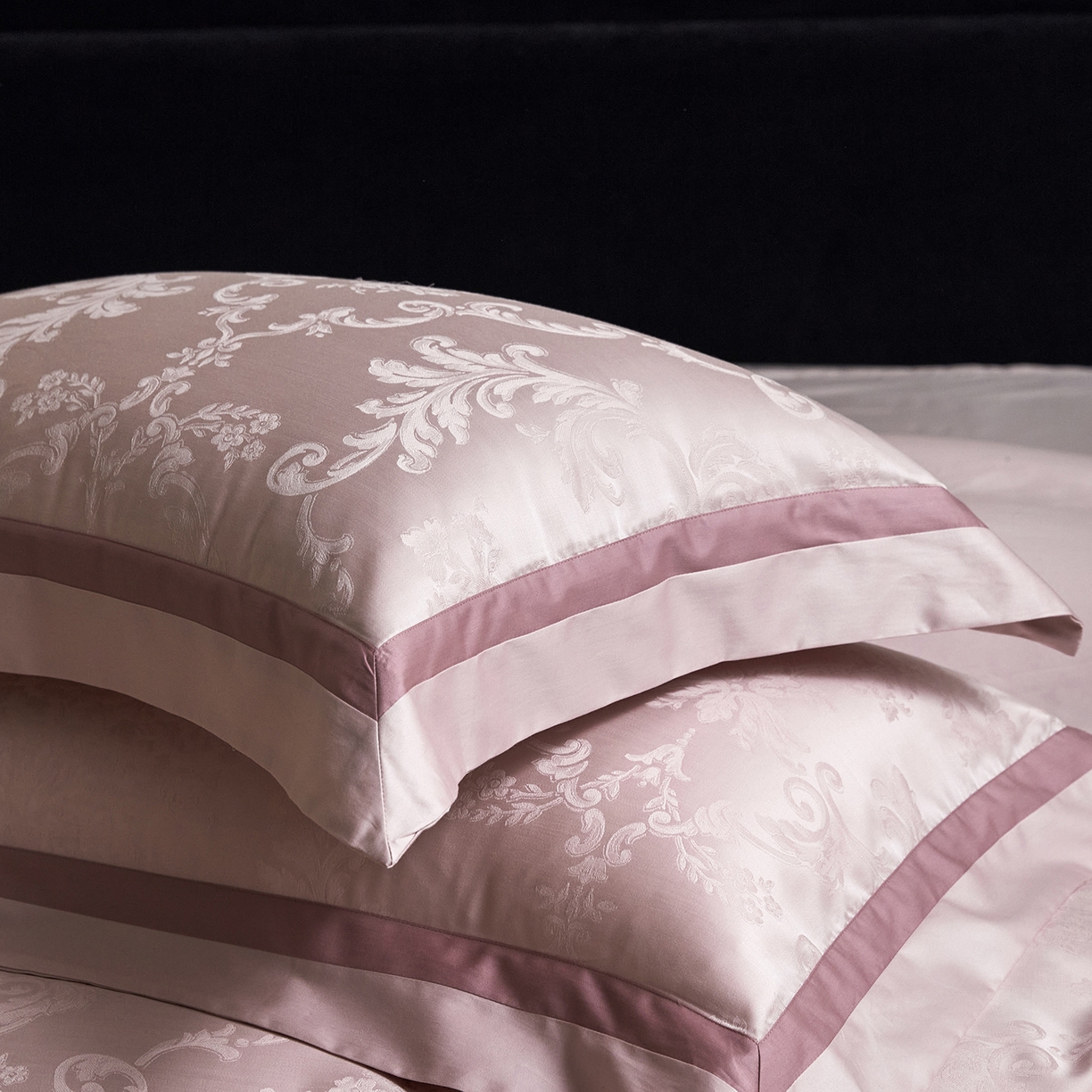 91家纺网 家纺一手货源 找家纺 JUICY 橘滋家纺 2026新款流光锦年暗纹提花天丝棉系列四件套 卷草絮语-粉黛