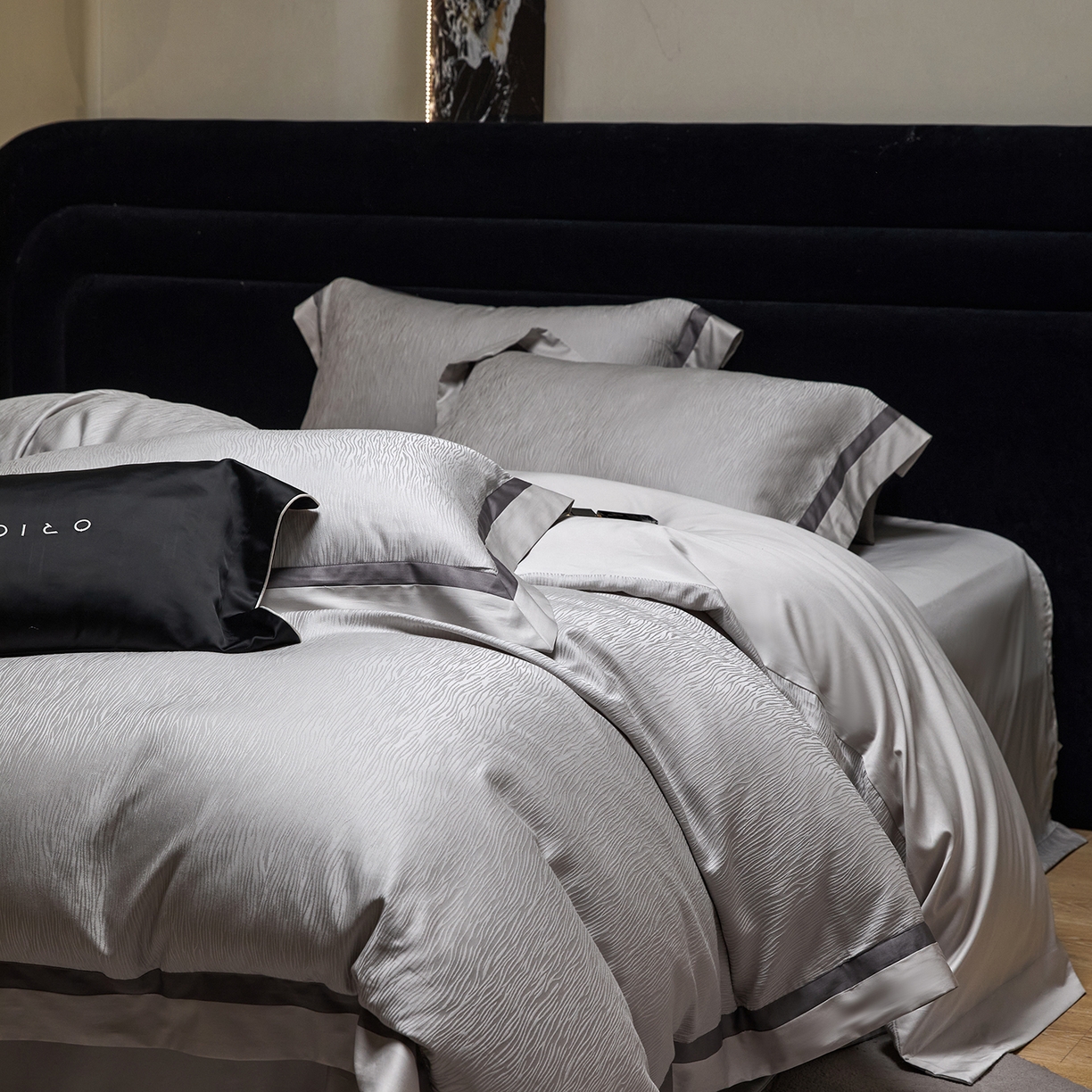 91家纺网 家纺一手货源 找家纺 JUICY 橘滋家纺 2026新款流光锦年暗纹提花天丝棉系列四件套 亚平宁山脉-雅灰