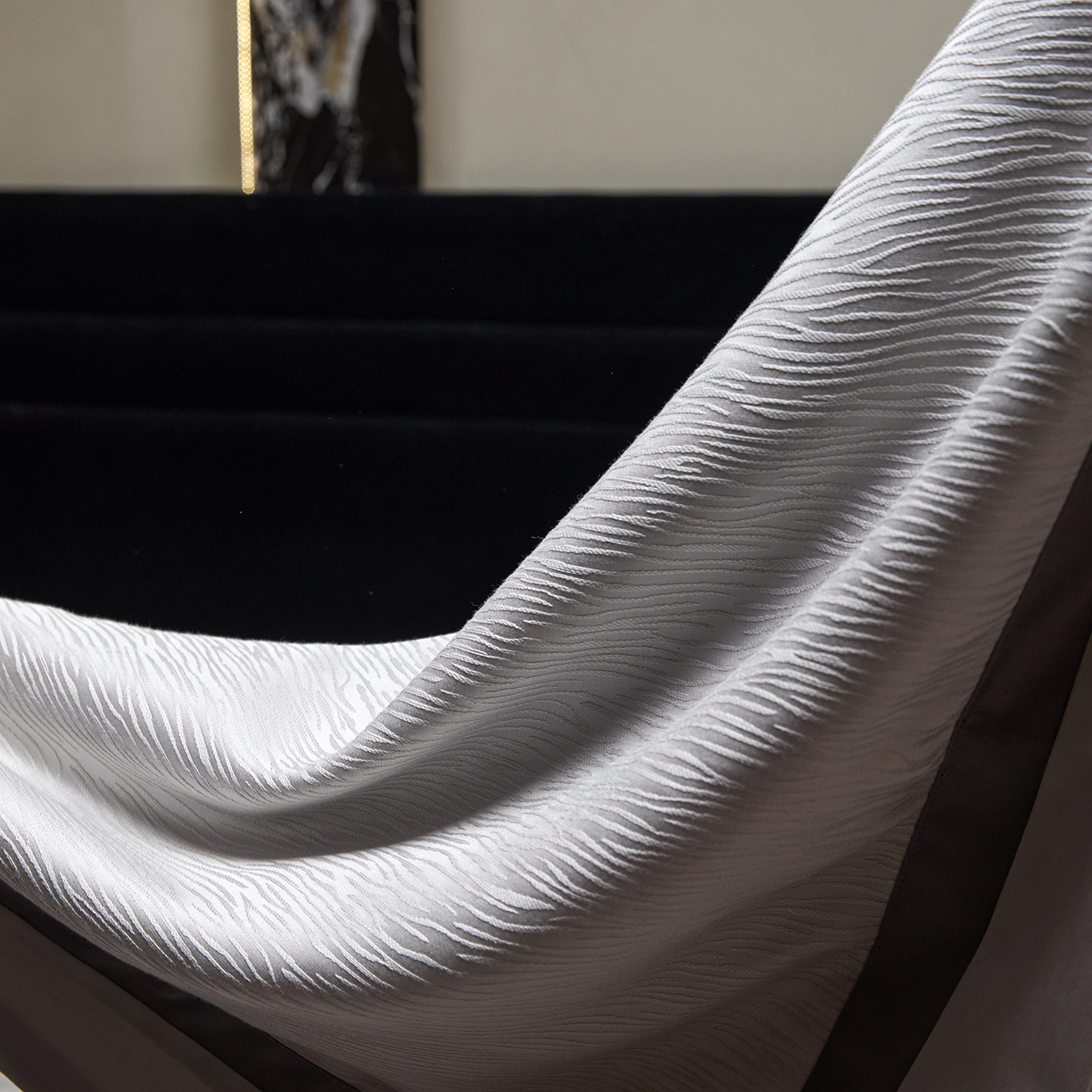 91家纺网 家纺一手货源 找家纺 JUICY 橘滋家纺 2026新款流光锦年暗纹提花天丝棉系列四件套 亚平宁山脉-雅灰