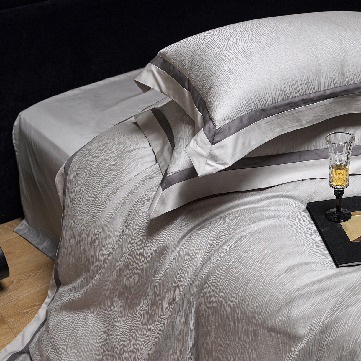 91家纺网 家纺一手货源 找家纺 JUICY 橘滋家纺 2026新款流光锦年暗纹提花天丝棉系列四件套 亚平宁山脉-雅灰