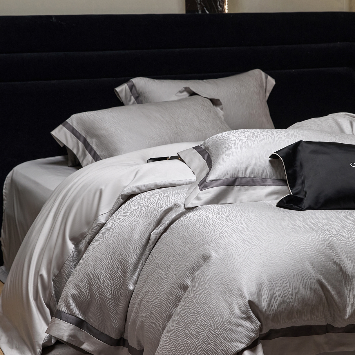 91家纺网 家纺一手货源 找家纺 JUICY 橘滋家纺 2026新款流光锦年暗纹提花天丝棉系列四件套 亚平宁山脉-雅灰