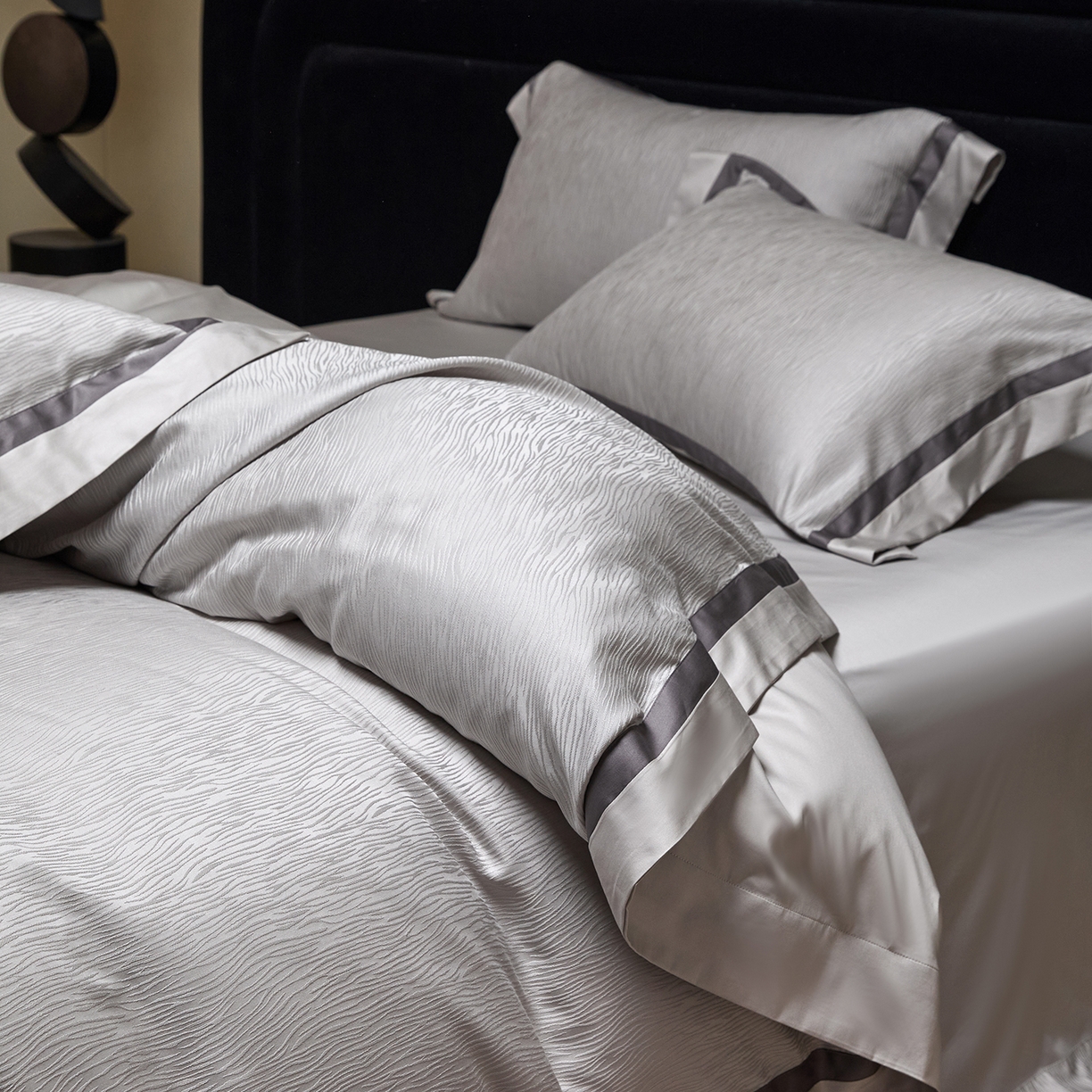 91家纺网 家纺一手货源 找家纺 JUICY 橘滋家纺 2026新款流光锦年暗纹提花天丝棉系列四件套 亚平宁山脉-雅灰