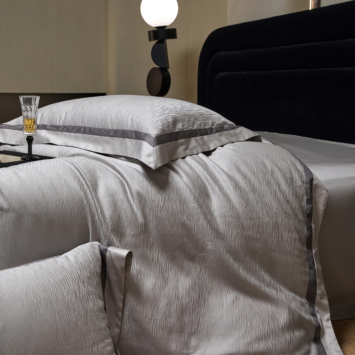 91家纺网 家纺一手货源 找家纺 JUICY 橘滋家纺 2026新款流光锦年暗纹提花天丝棉系列四件套 亚平宁山脉-雅灰