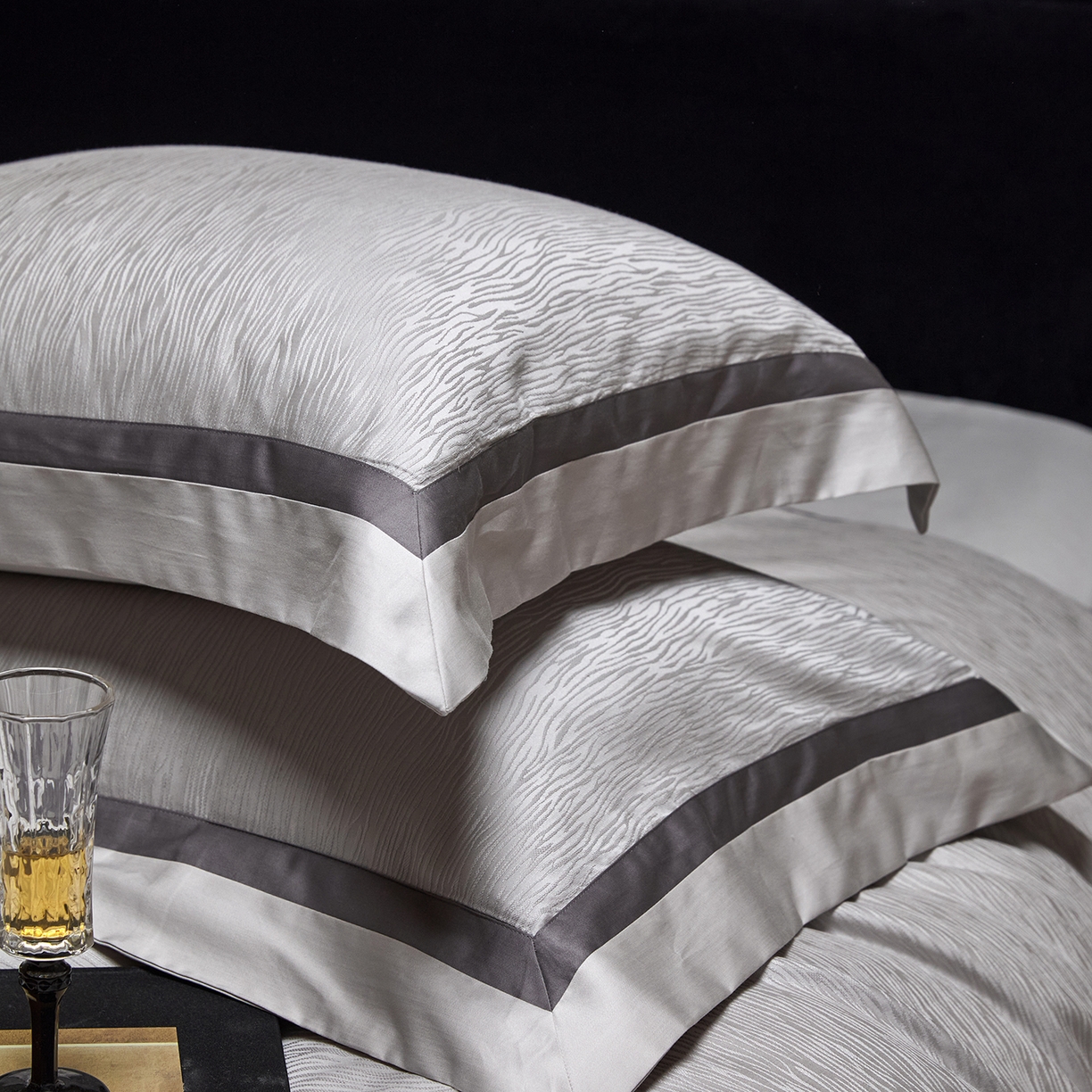 91家纺网 家纺一手货源 找家纺 JUICY 橘滋家纺 2026新款流光锦年暗纹提花天丝棉系列四件套 亚平宁山脉-雅灰