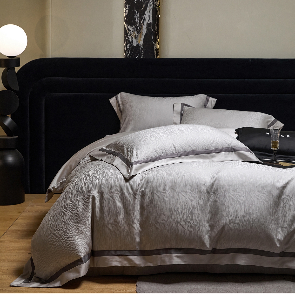 91家纺网 家纺一手货源 找家纺 JUICY 橘滋家纺 2026新款流光锦年暗纹提花天丝棉系列四件套 亚平宁山脉-雅灰