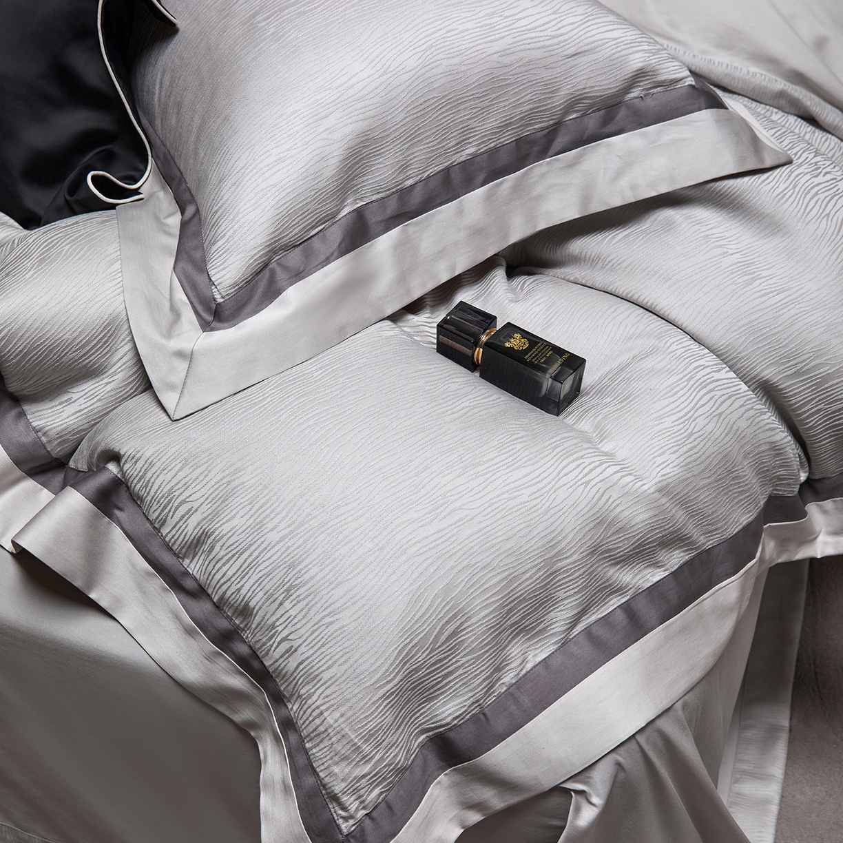 91家纺网 家纺一手货源 找家纺 JUICY 橘滋家纺 2026新款流光锦年暗纹提花天丝棉系列四件套 亚平宁山脉-雅灰