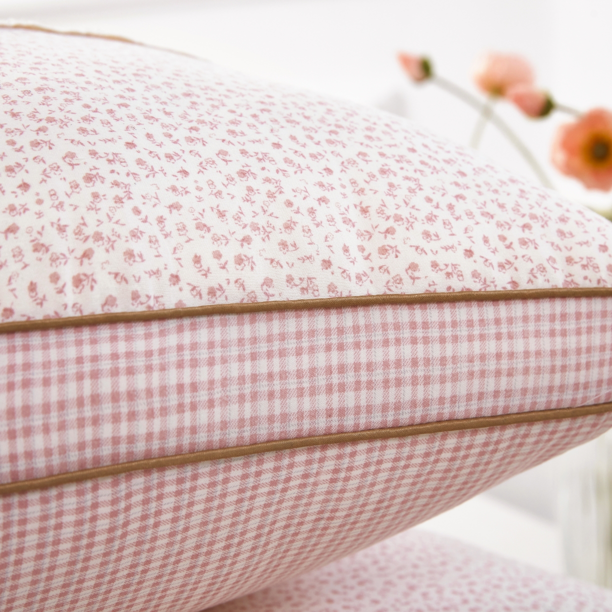 91家纺网 家纺一手货源 找家纺 （总）仁宇枕业 2026新款新品 田园风小碎花羽丝绒舒适高枕头枕芯