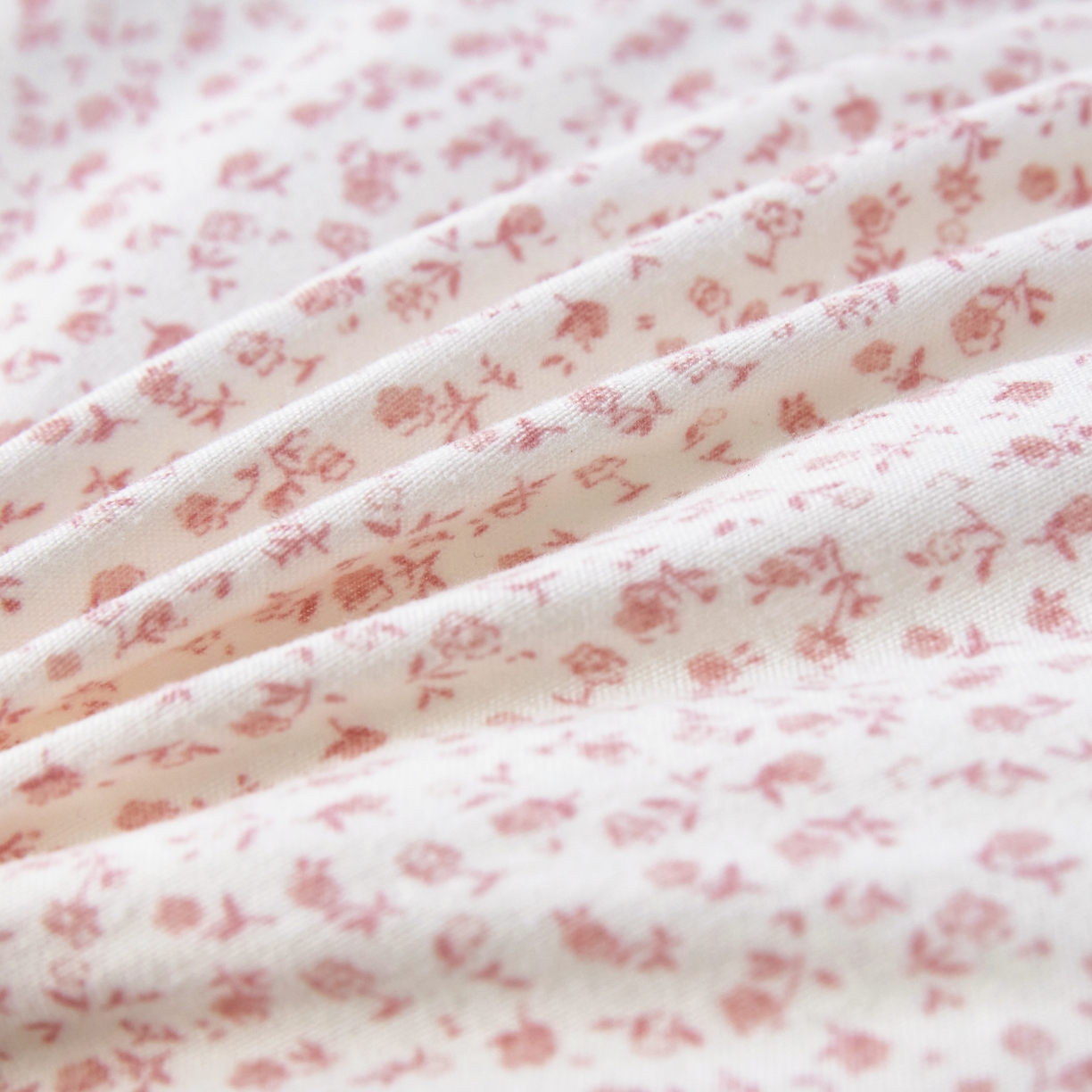 91家纺网 家纺一手货源 找家纺 （总）仁宇枕业 2026新款新品 田园风小碎花羽丝绒舒适高枕头枕芯