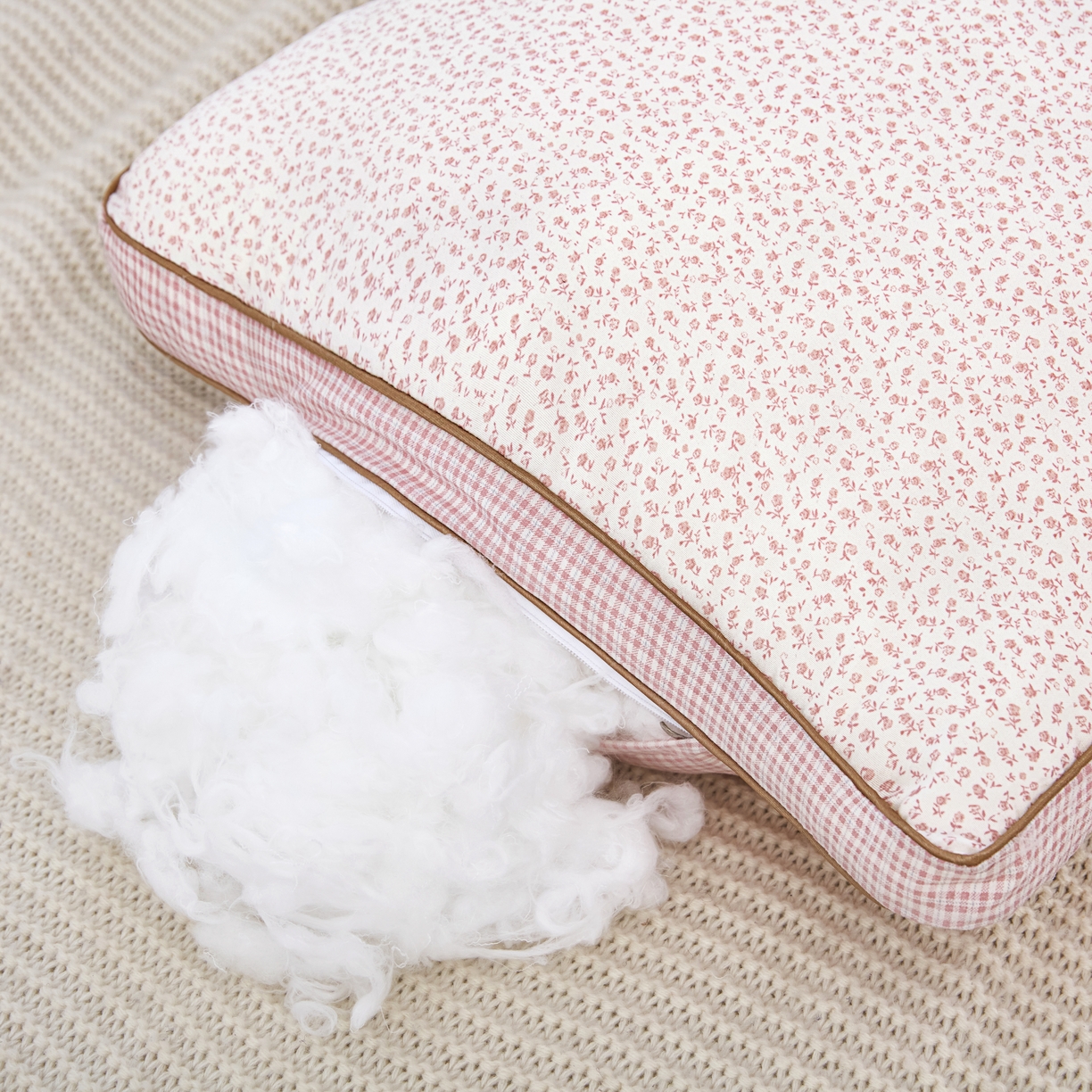 91家纺网 家纺一手货源 找家纺 （总）仁宇枕业 2026新款新品 田园风小碎花羽丝绒舒适高枕头枕芯