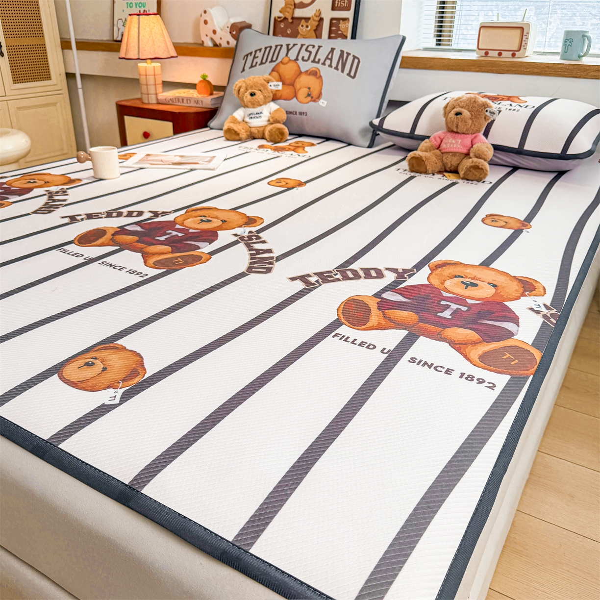 91家纺网 家纺一手货源 找家纺 慕木家纺 2026春夏新款泰迪冰丝席系列凉席席子空调软席平席和床笠 泰迪线条 床席款