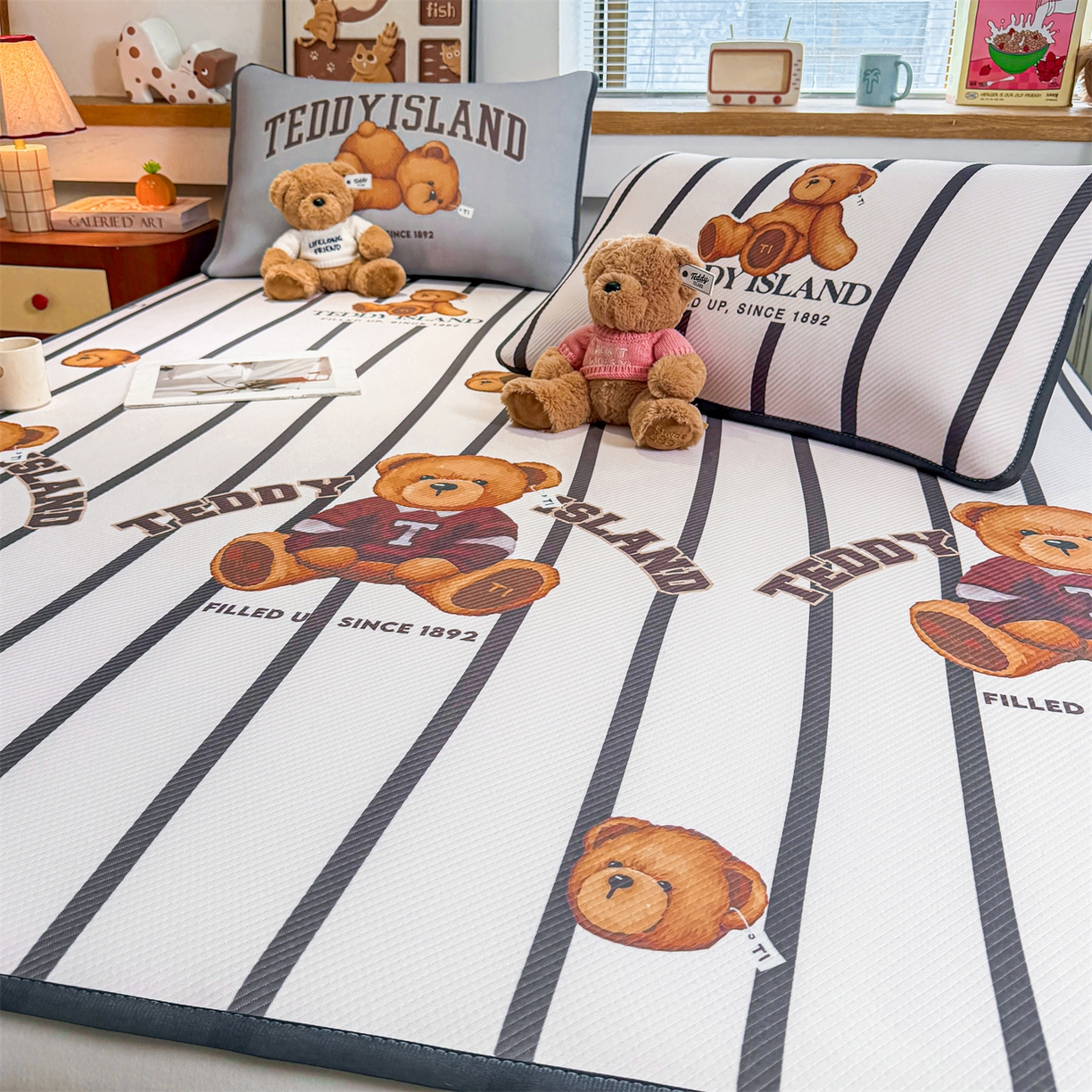 91家纺网 家纺一手货源 找家纺 慕木家纺 2026春夏新款泰迪冰丝席系列凉席席子空调软席平席和床笠 泰迪线条 床席款