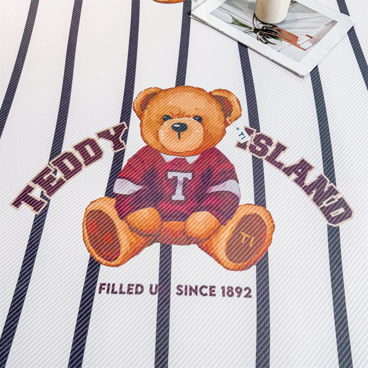 91家纺网 家纺一手货源 找家纺 慕木家纺 2026春夏新款泰迪冰丝席系列凉席席子空调软席平席和床笠 泰迪线条 床席款