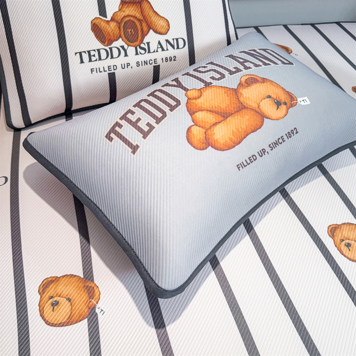 91家纺网 家纺一手货源 找家纺 慕木家纺 2026春夏新款泰迪冰丝席系列凉席席子空调软席平席和床笠 泰迪线条 床席款