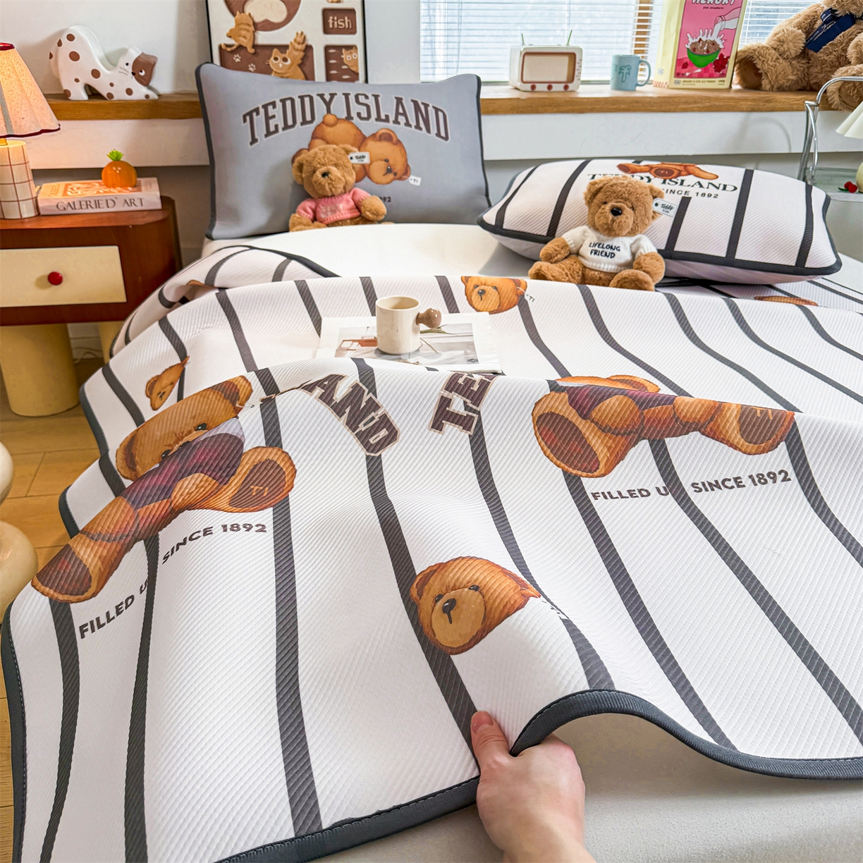 91家纺网 家纺一手货源 找家纺 慕木家纺 2026春夏新款泰迪冰丝席系列凉席席子空调软席平席和床笠 泰迪线条 床席款