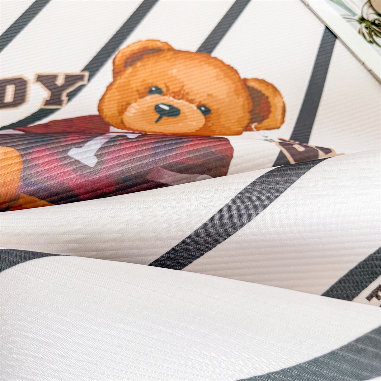 91家纺网 家纺一手货源 找家纺 慕木家纺 2026春夏新款泰迪冰丝席系列凉席席子空调软席平席和床笠 泰迪线条 床席款