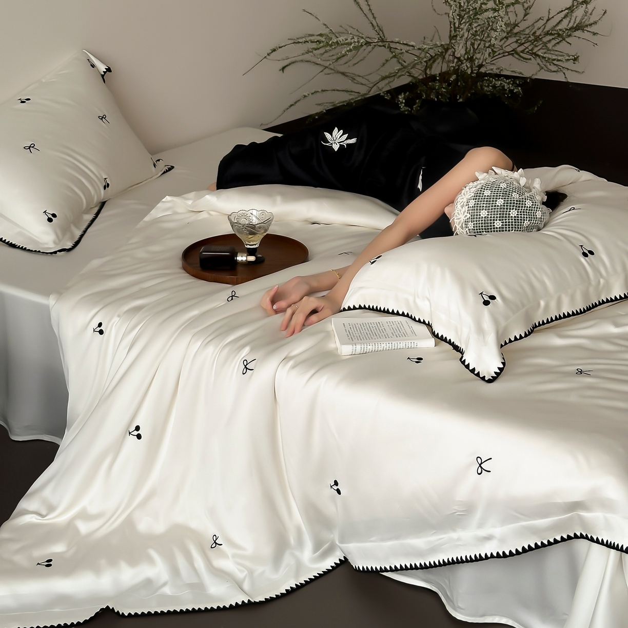 91家纺网 家纺一手货源 找家纺 （总）时亿家居 2026春夏新款兰精天丝四件套-黑樱梦境