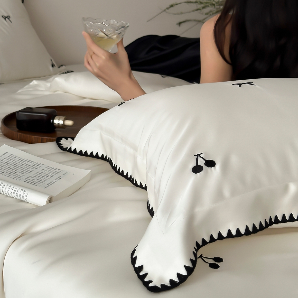 91家纺网 家纺一手货源 找家纺 （总）时亿家居 2026春夏新款兰精天丝四件套-黑樱梦境