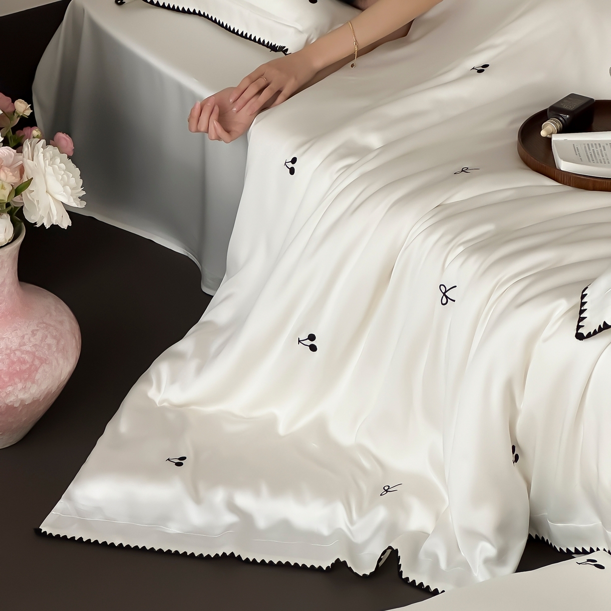 91家纺网 家纺一手货源 找家纺 （总）时亿家居 2026春夏新款兰精天丝四件套-黑樱梦境