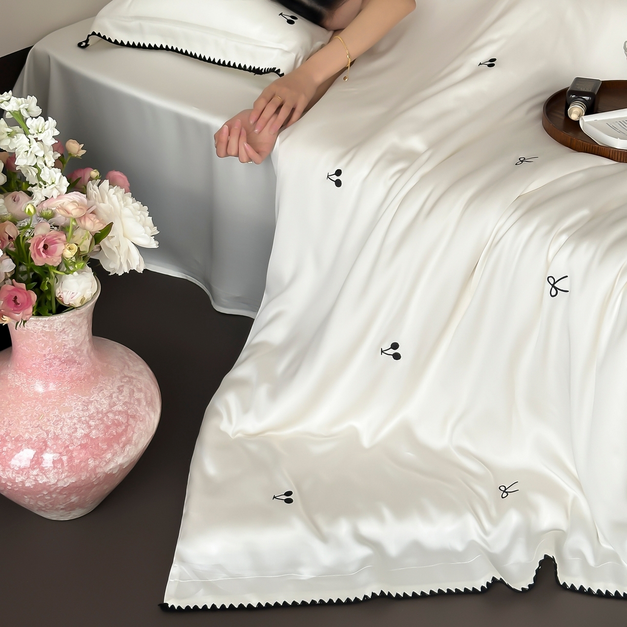 91家纺网 家纺一手货源 找家纺 （总）时亿家居 2026春夏新款兰精天丝四件套-黑樱梦境